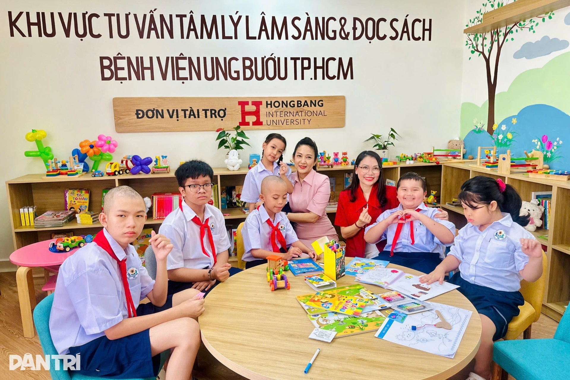 Giữa bệnh viện, những bệnh nhi ung thư vẫn ước mơ trở lại trường