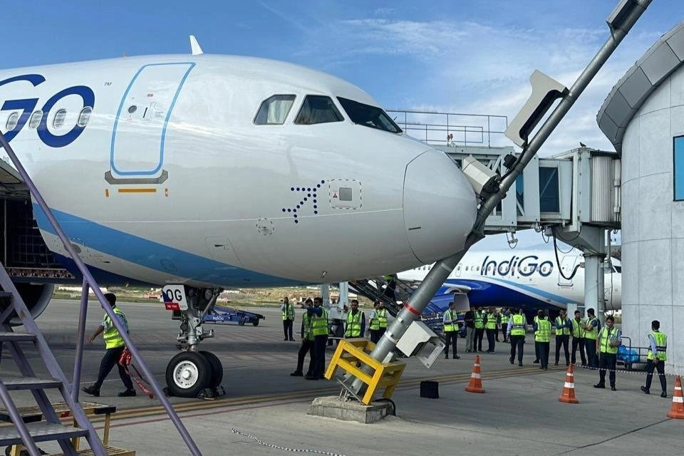 Máy bay chở khách va chạm cột thiết bị tại sân bay Ấn Độ