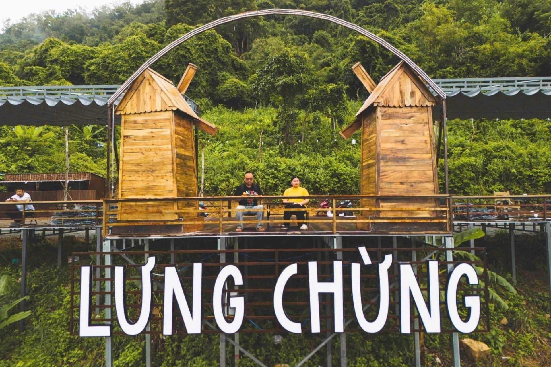 Xử phạt hai người là chủ quán cà phê "Lưng Chừng"