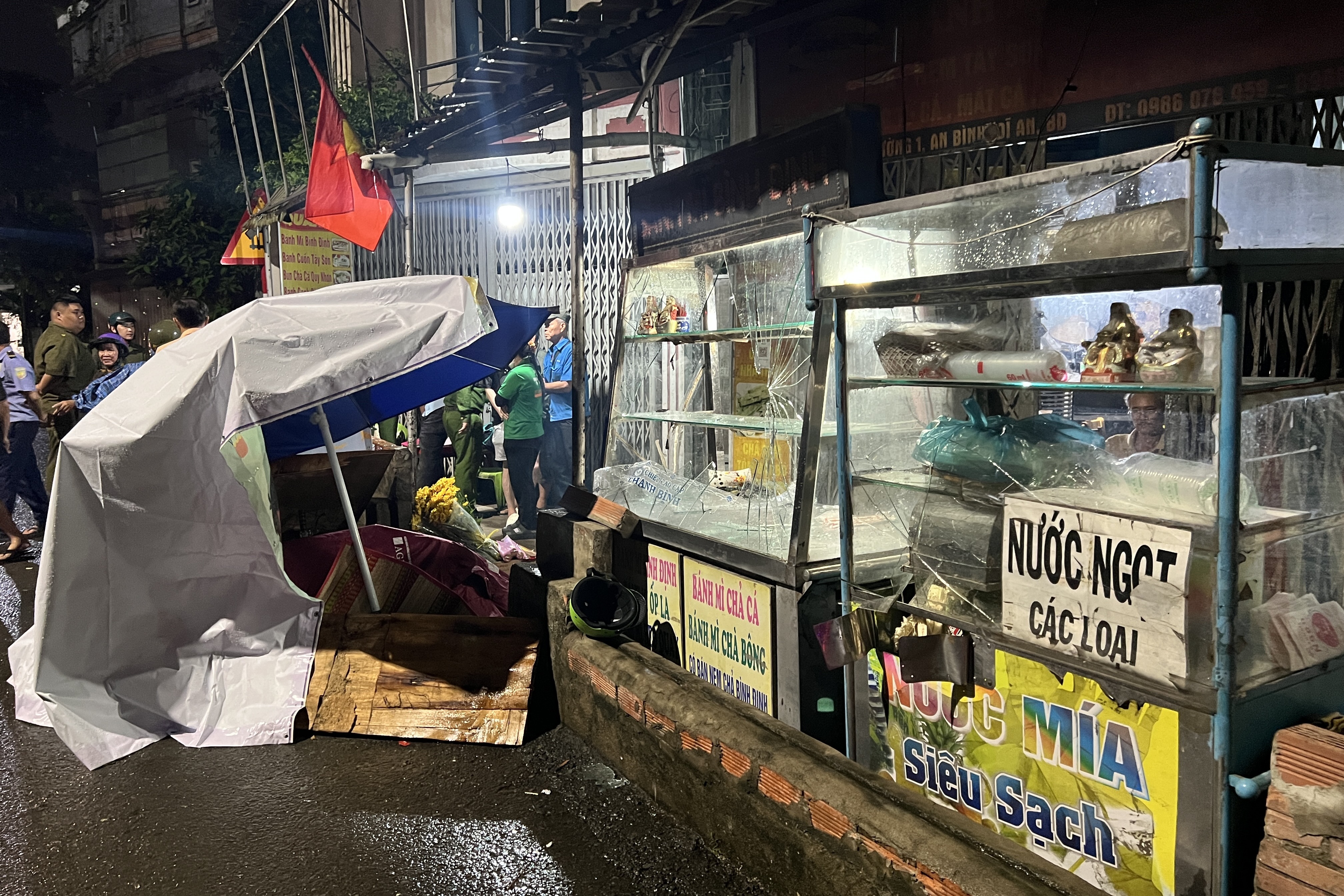 Xe máy tông vào tủ bánh mì, nam bảo vệ tử vong ở TPHCM