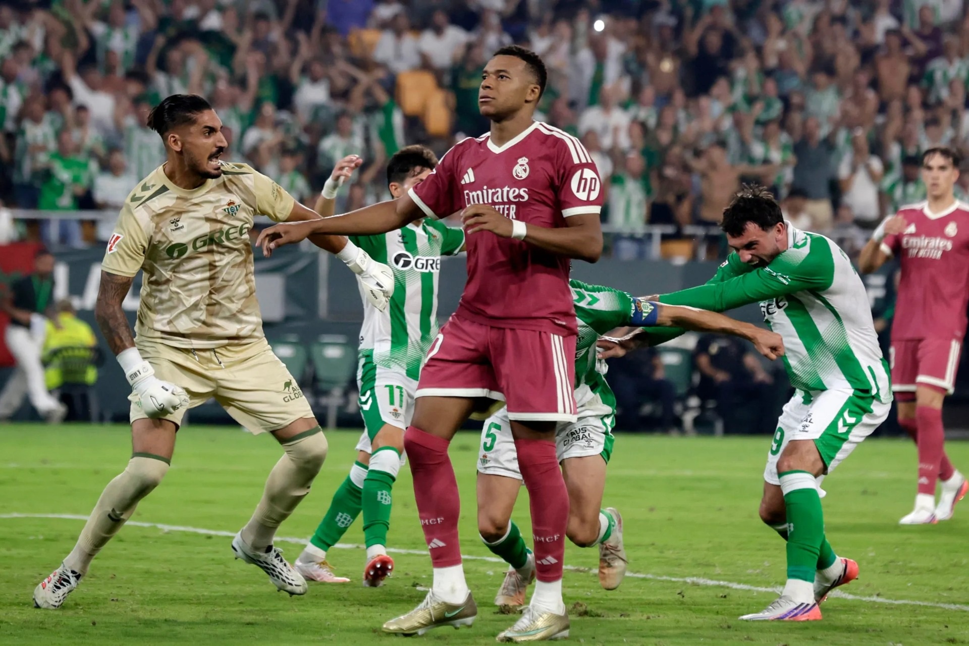 Mbappe đá hỏng phạt đền, HLV Mourinho nếm mùi thất bại cùng Real Madrid