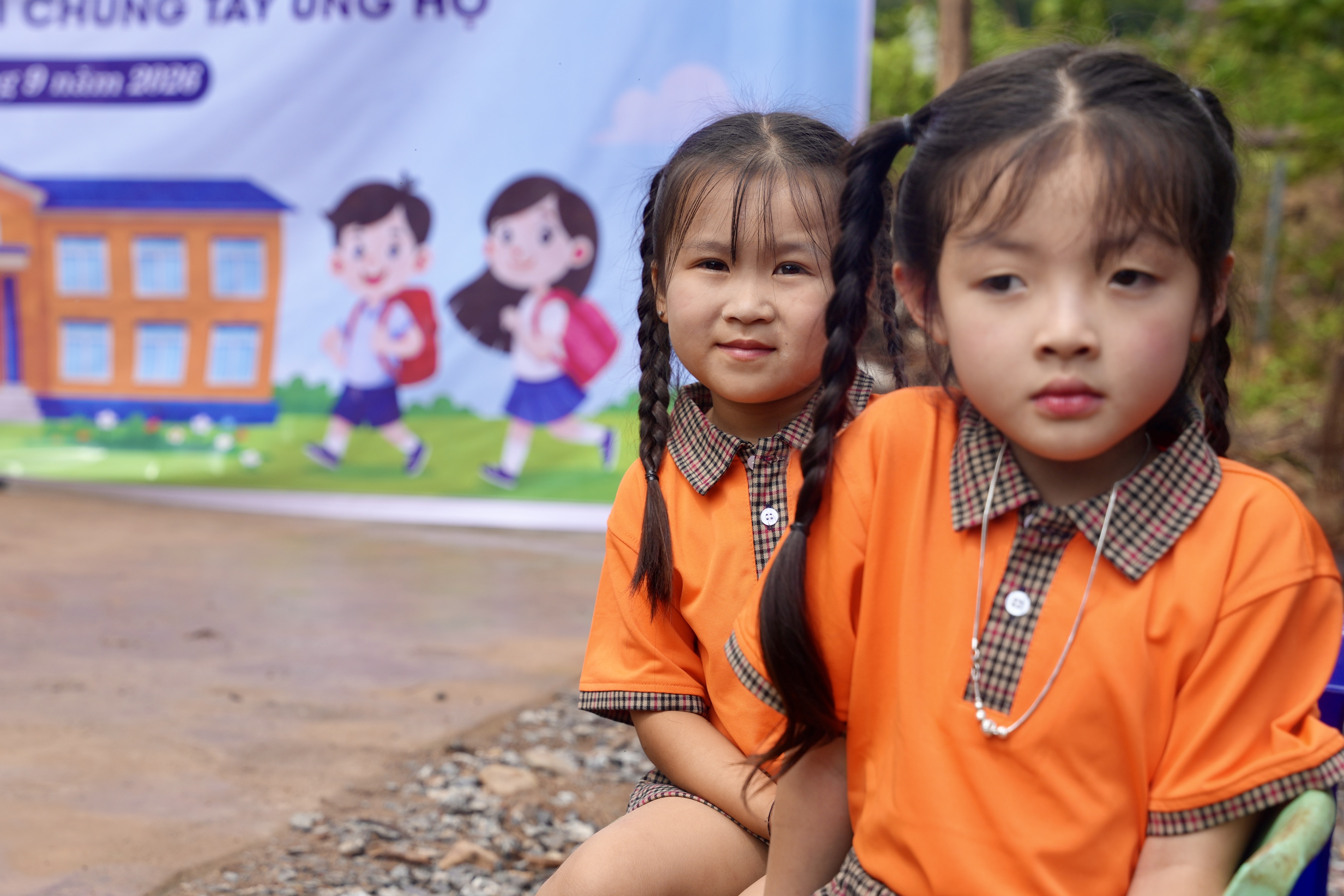 Trẻ em vùng biên Cha Nga vui mừng đón lớp học mới