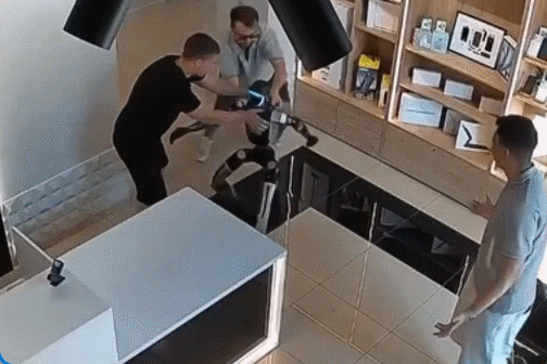 Video robot tấn công con người khi bị trêu ghẹo gây tranh cãi