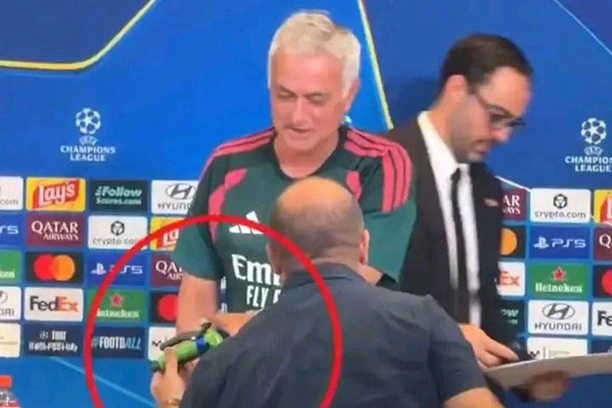 HLV Mourinho nhận món quà đặc biệt, khơi lại nỗi đau của Barcelona