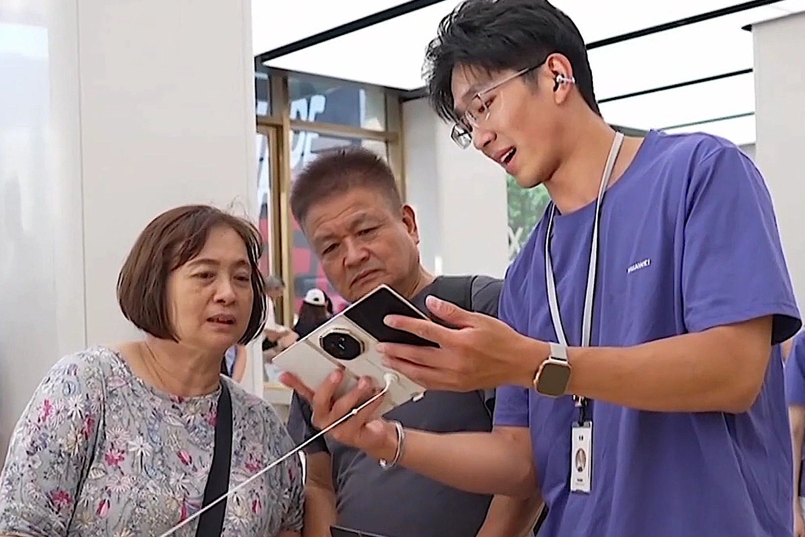 Trung Quốc tung điện thoại gập ba, tăng sức cạnh tranh với Apple