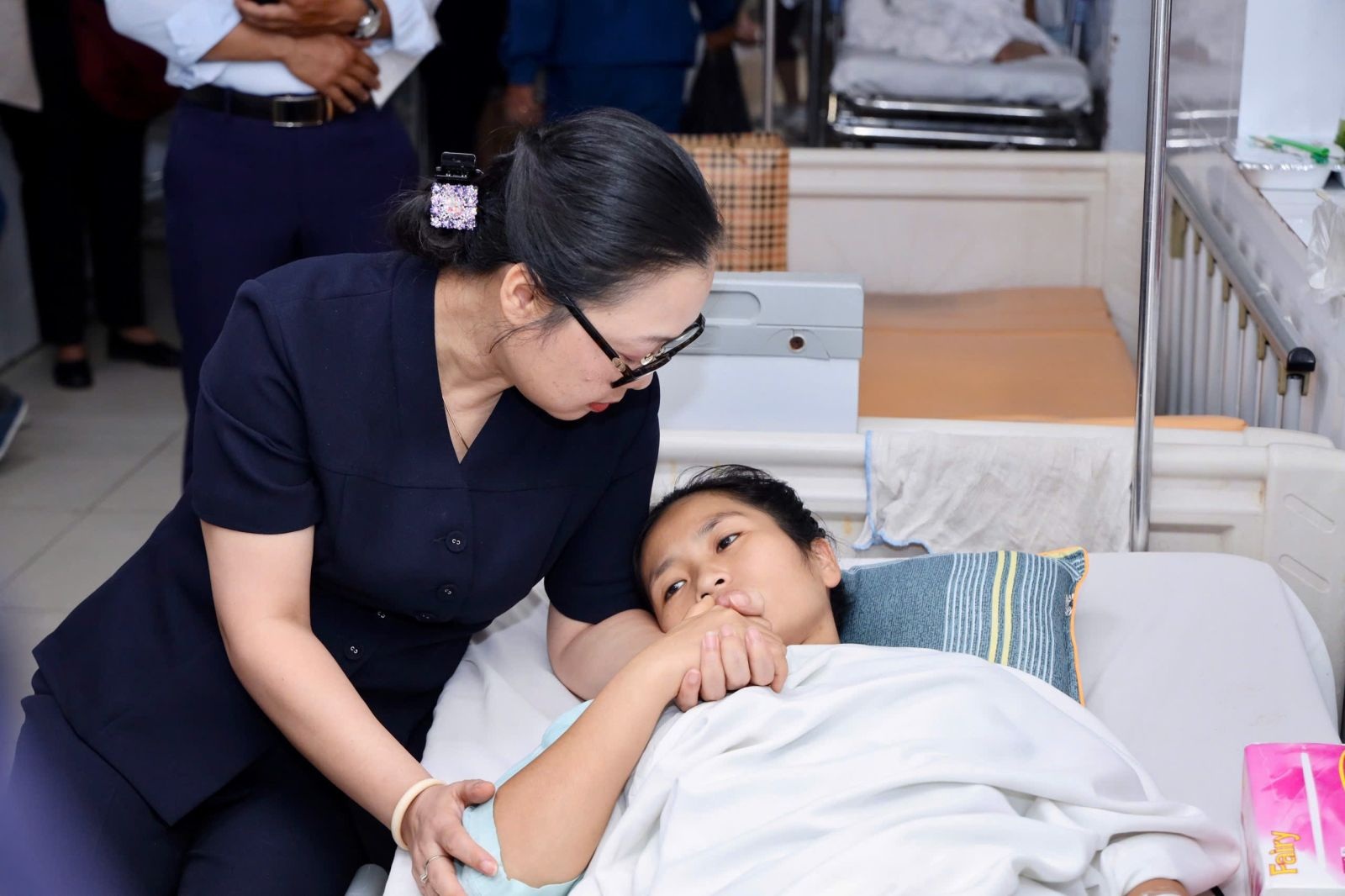 Tặng bằng khen cho cô giáo xả thân cứu học sinh bị xe tải cán