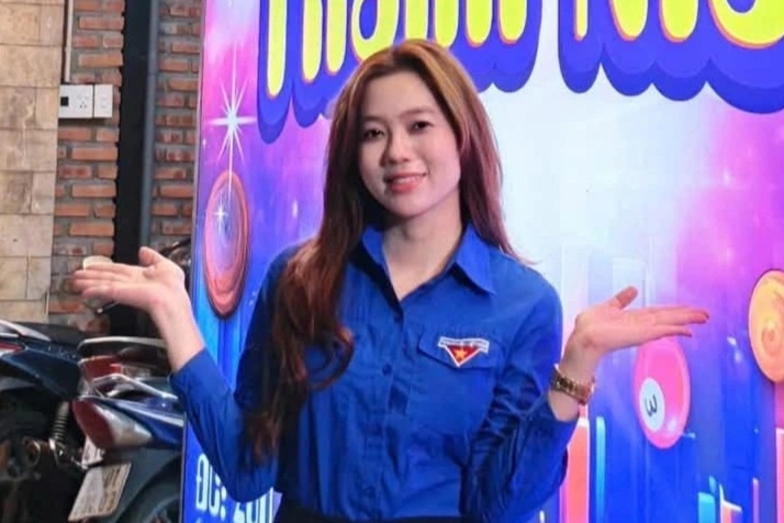 Nữ bí thư đoàn xinh đẹp bất ngờ “gây sốt”