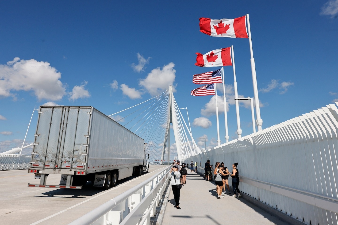 Mỹ cấm nhập khẩu loạt hàng hóa xuất xứ Canada