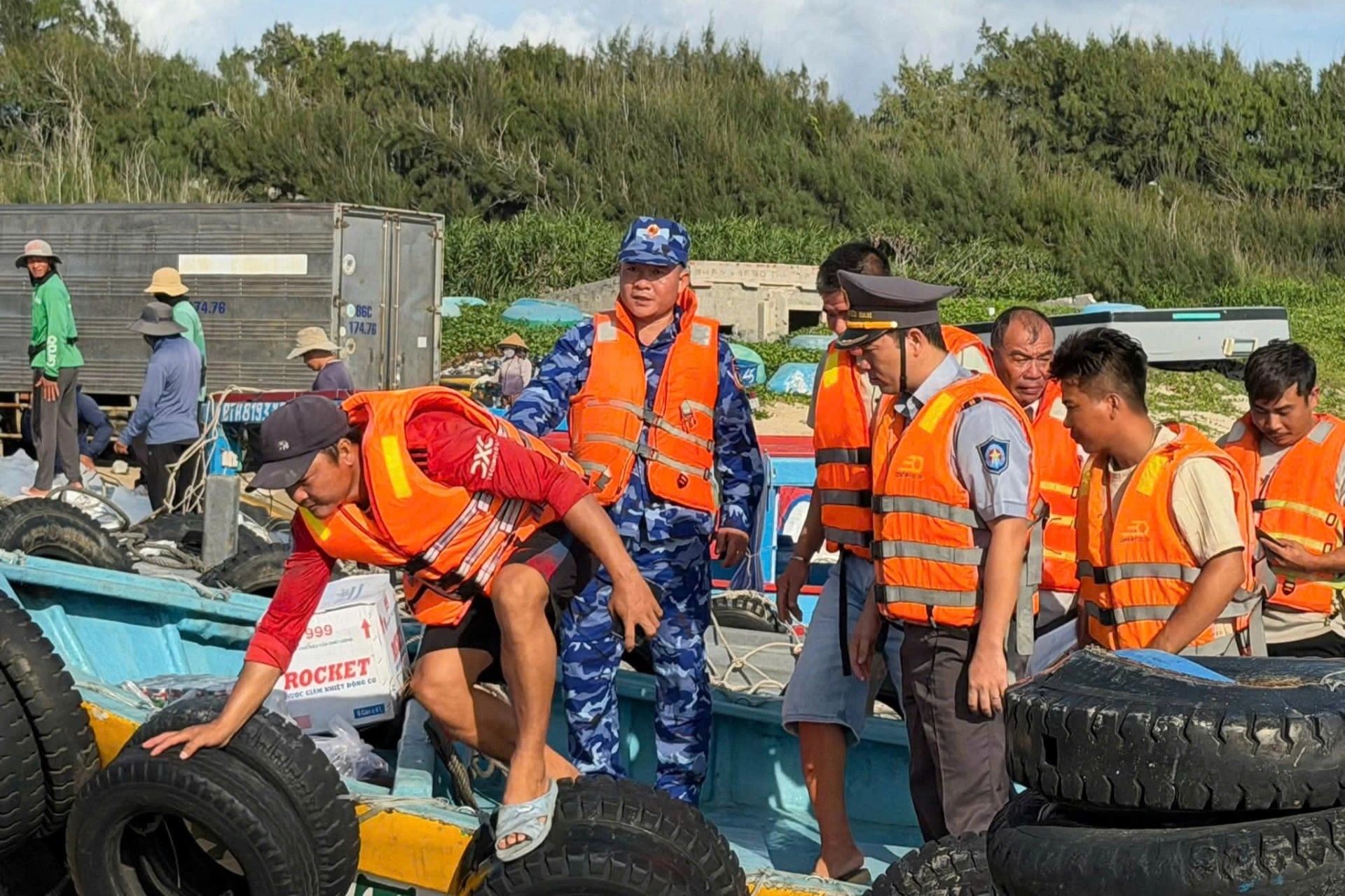 Tàu KN 467 lai dắt tàu cá cùng 21 ngư dân về Phú Quý an toàn