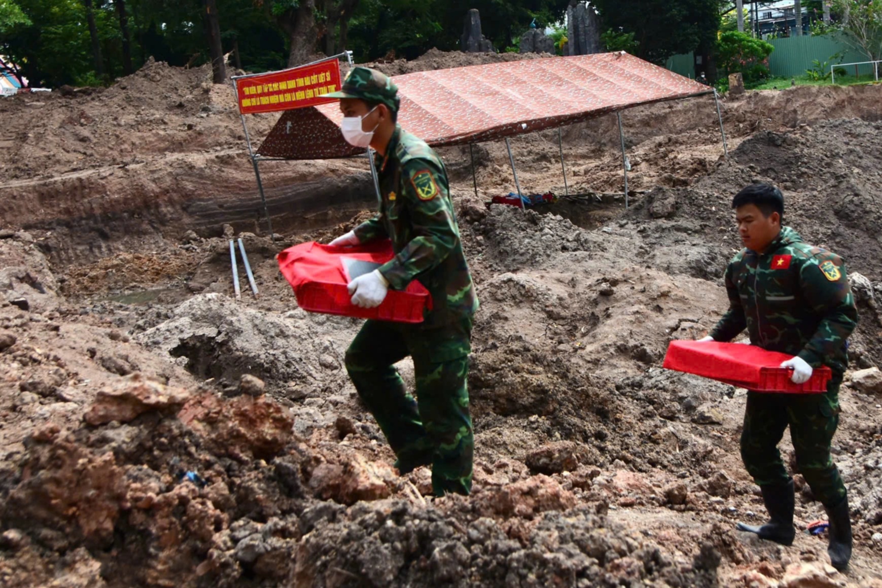 Phát hiện thêm rãnh mộ mới có 4 hài cốt liệt sĩ ở Công viên Lê Thị Riêng