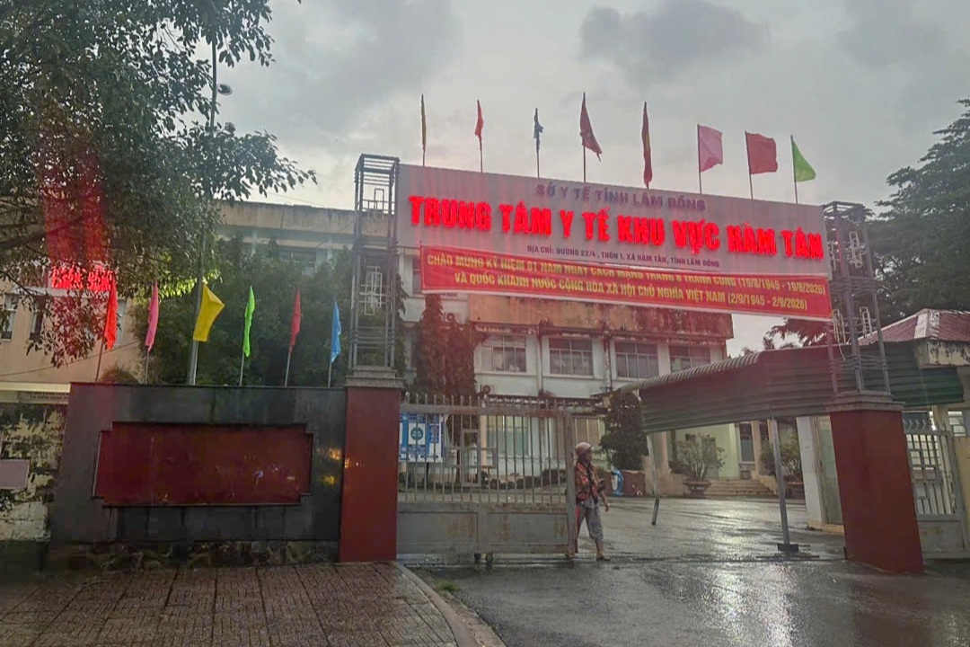 Công an khám xét phòng làm việc một số bác sĩ tại Trung tâm Y tế Hàm Tân