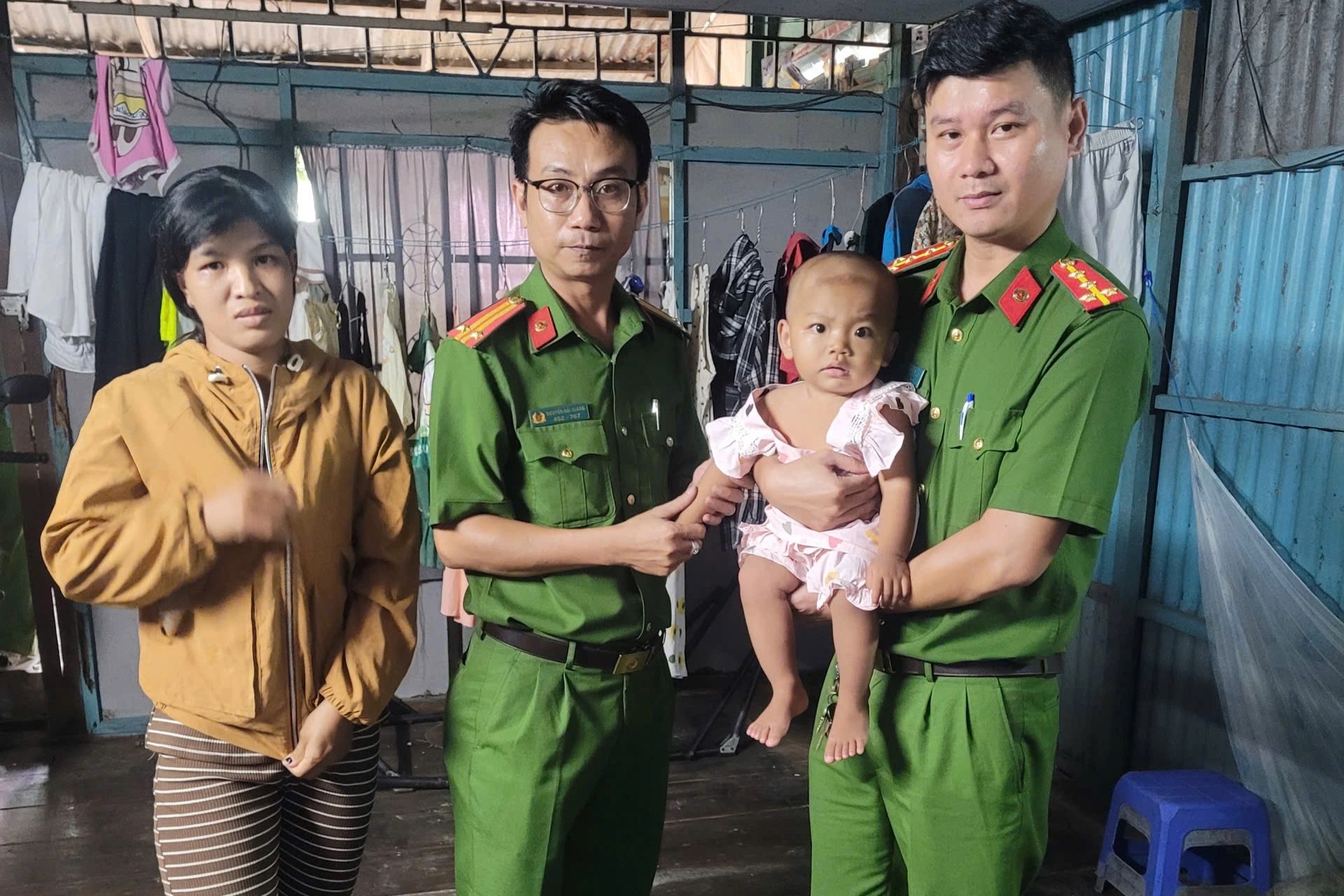 Diễn biến mới vụ bé gái 11 tháng tuổi mất tích sau khi 2 người lạ tiếp cận