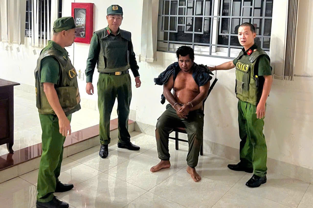 Tạm giữ kẻ đuổi đánh mẹ ruột, đâm chiến sĩ cảnh sát 113 bị thương