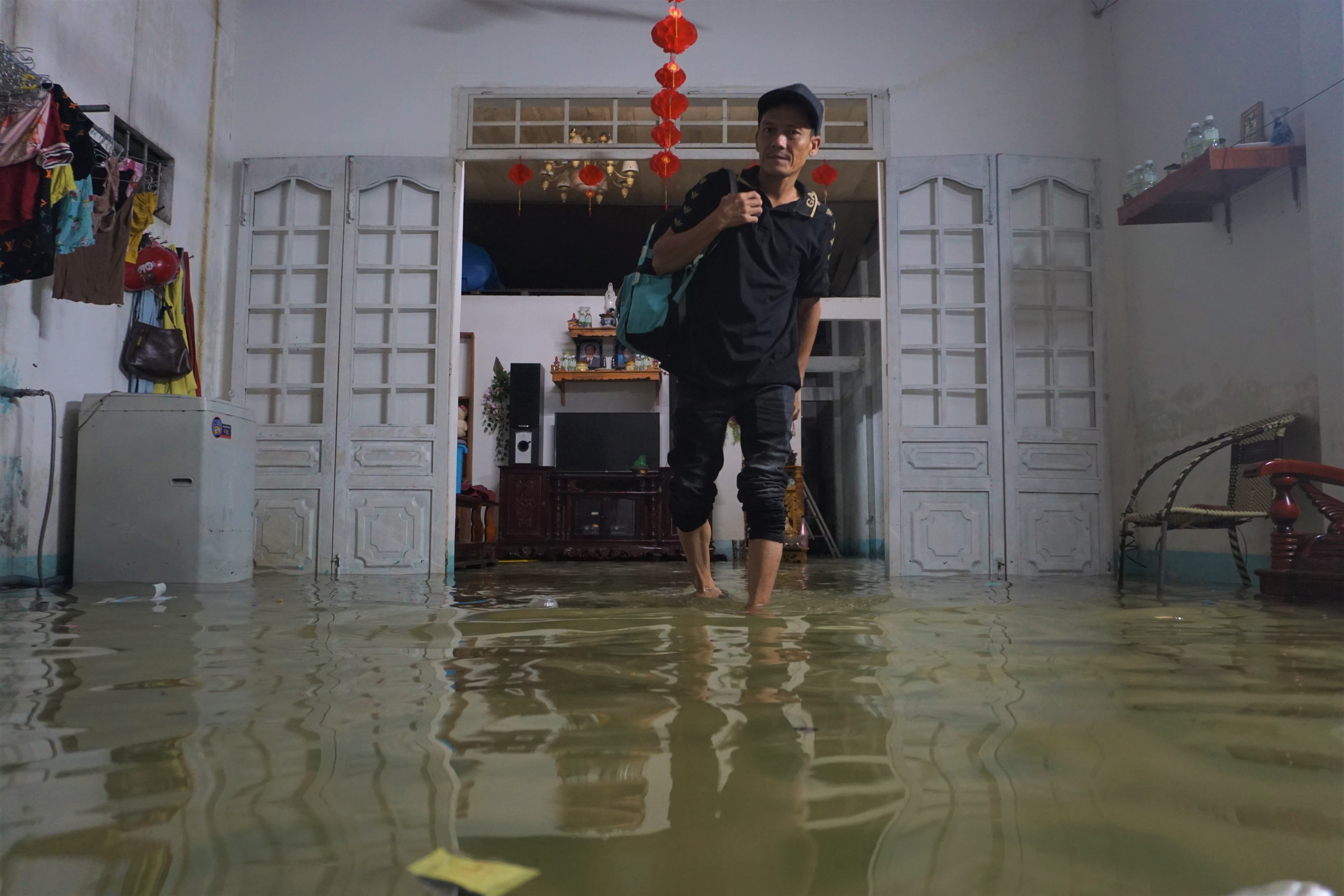Người dân “rốn ngập” Đà Nẵng dựng đê ngăn nước, đưa con đi tránh nạn
