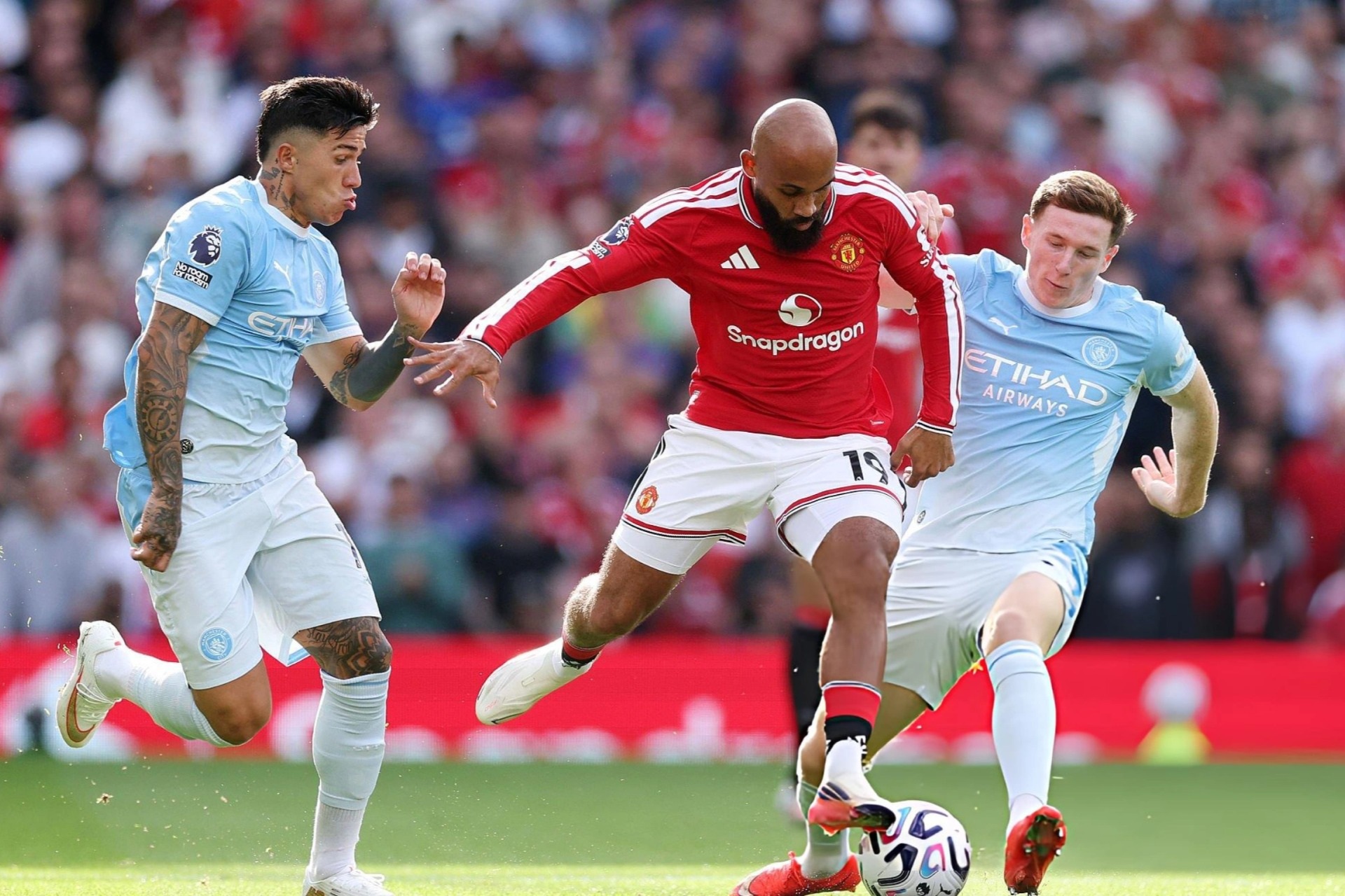 Man Utd 0-0 Man City (hết hiệp 1): Foden bị phạt thẻ đỏ