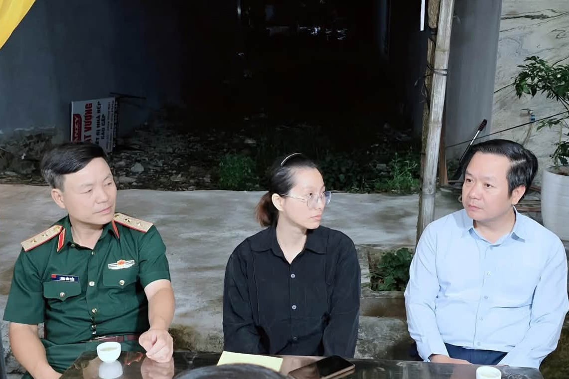 Lãnh đạo Hưng Yên, Quân khu 3 thăm thân nhân thiếu tá quên mình cứu người