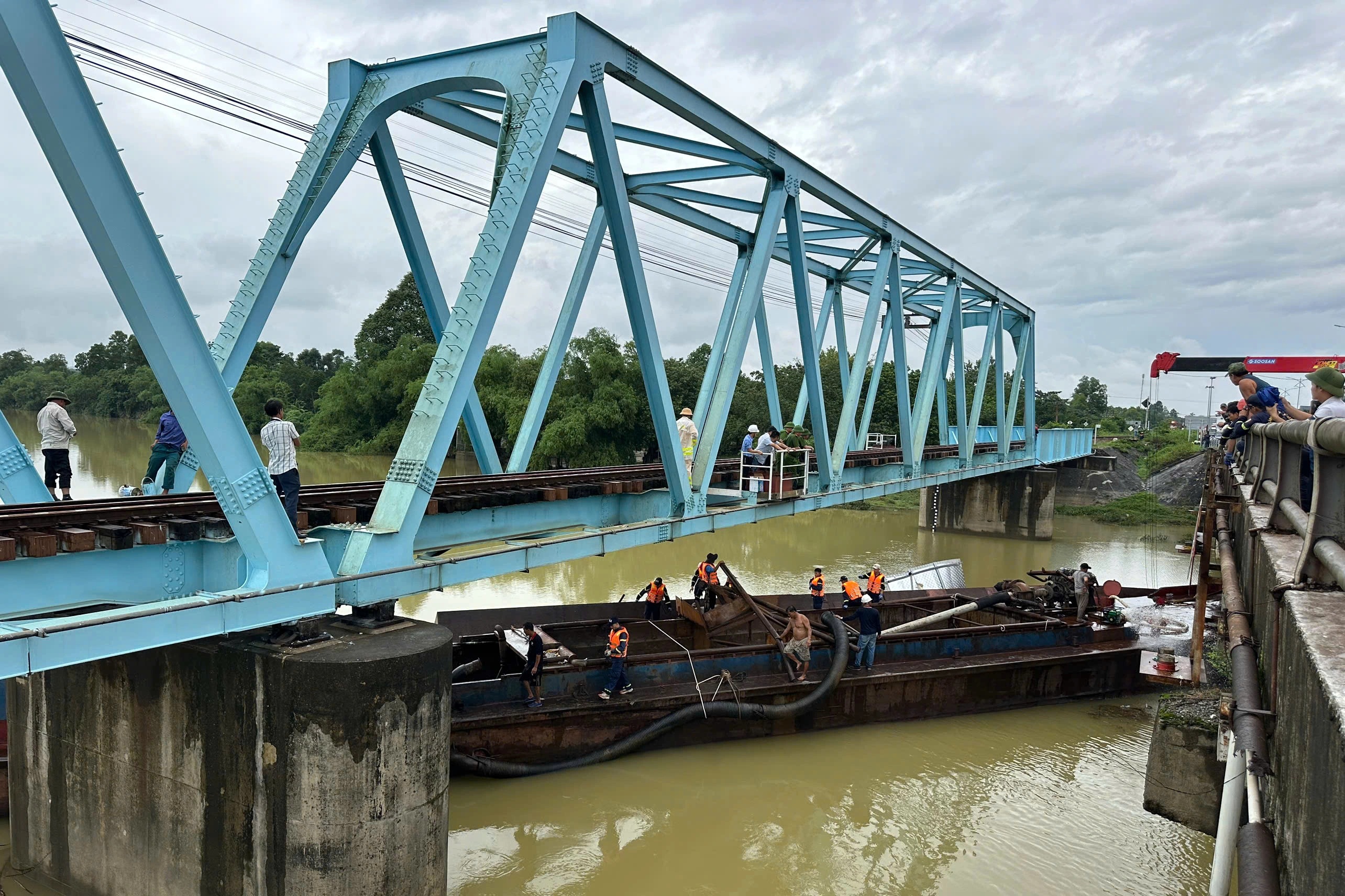 Thông tin mới vụ 3 sà lan bị lũ cuốn mắc kẹt ở cầu đường sắt Bắc - Nam