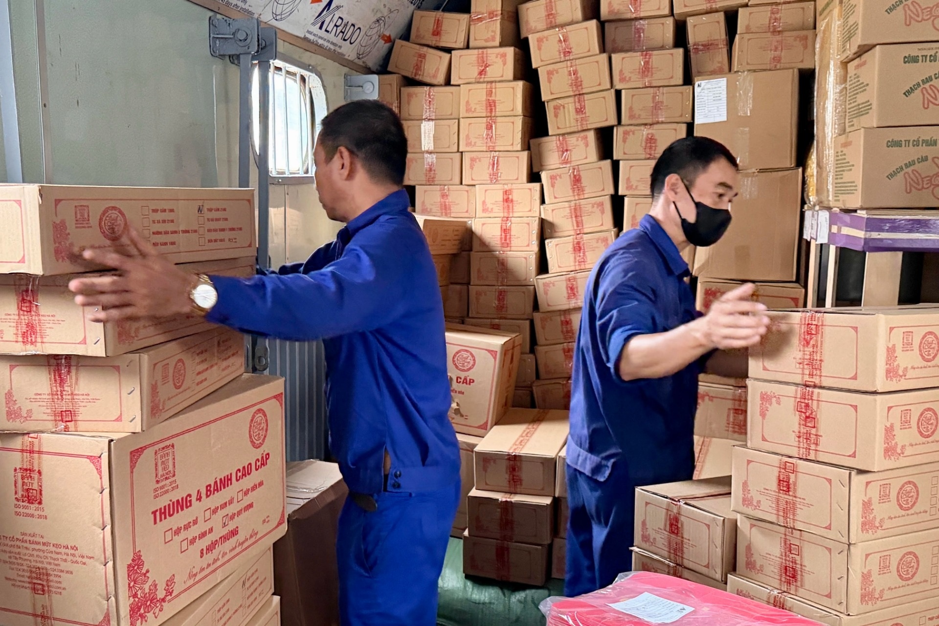Hơn 1,5 tấn quà Trung thu lên tàu vào Vùng 5 Hải quân tặng các em nhỏ