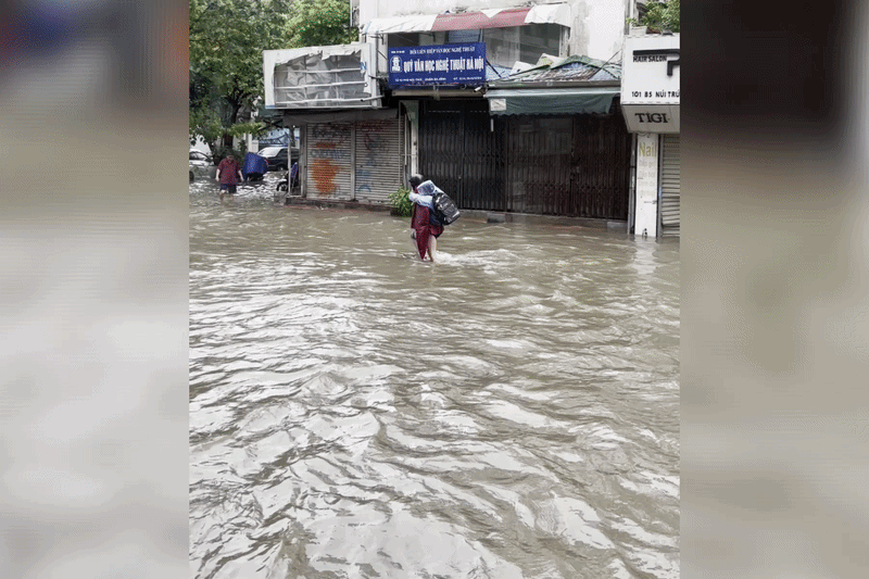 Mưa lớn gây ngập nhiều tuyến phố Hà Nội, người dân bì bõm đi làm