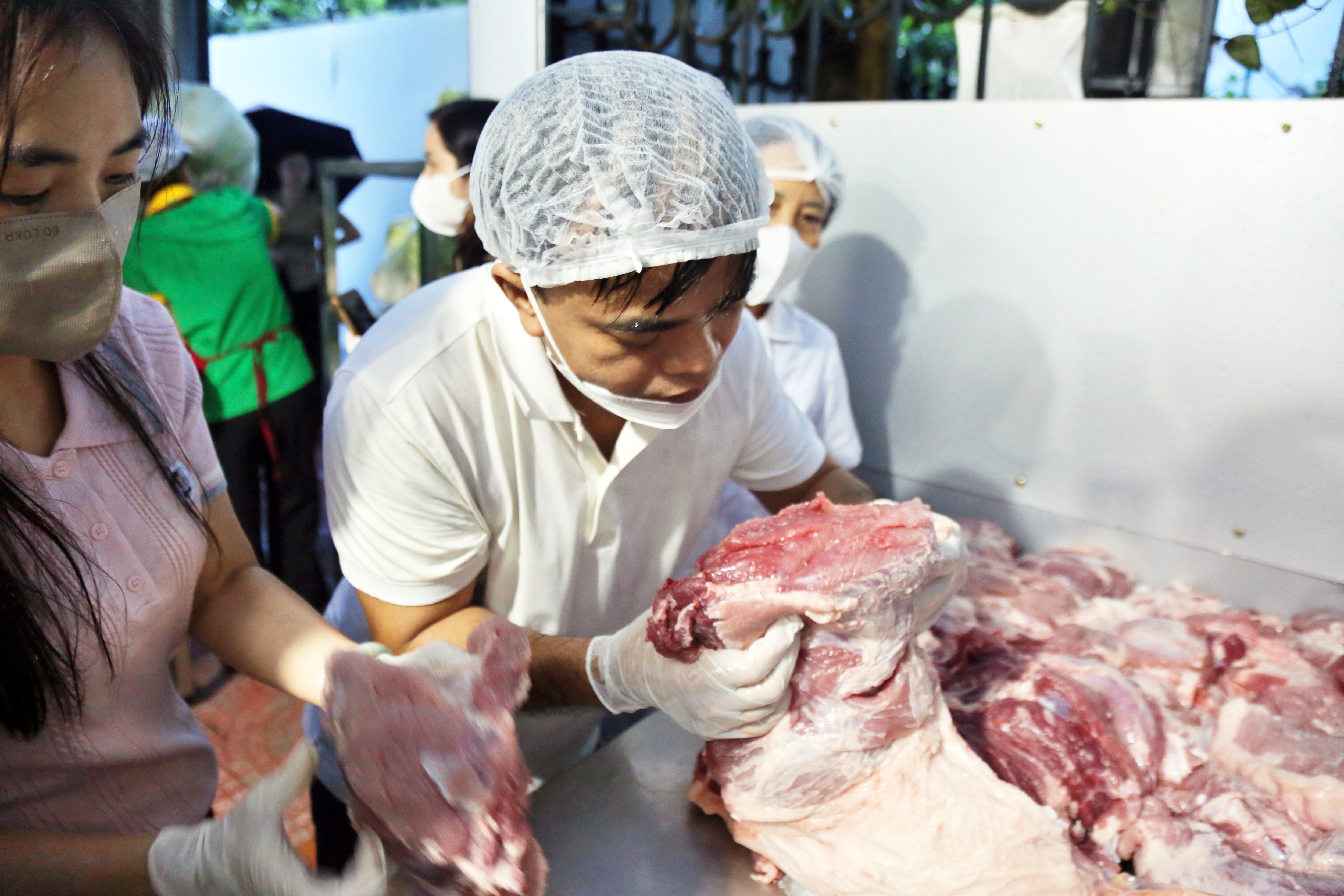 Vụ thịt gà "có mùi lạ" tại trường học Hà Nội: Đơn vị nấu suất ăn lên tiếng