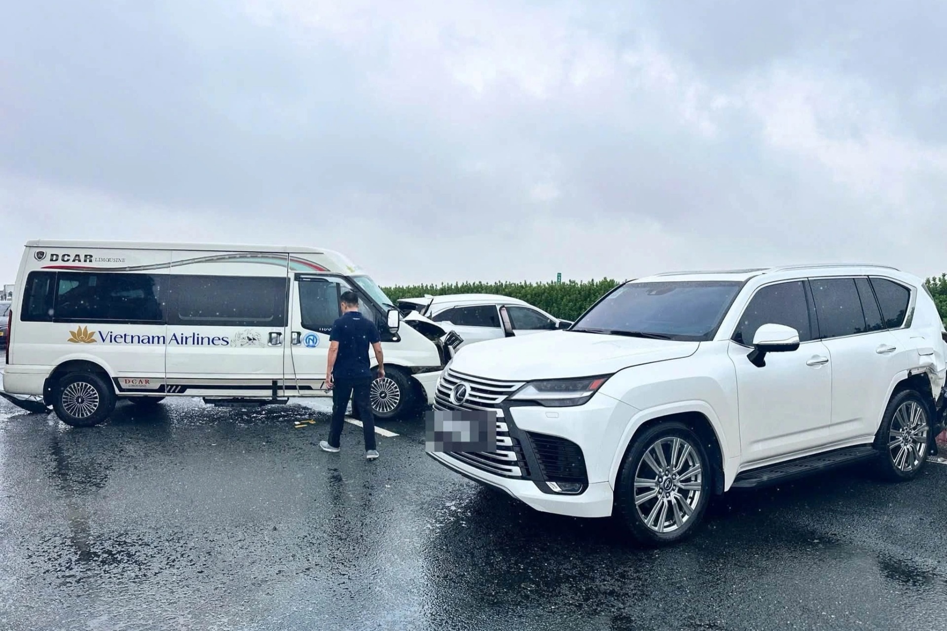 Nghi vấn tài xế ô tô Lexus tạt đầu, chặn xe khác trên cao tốc