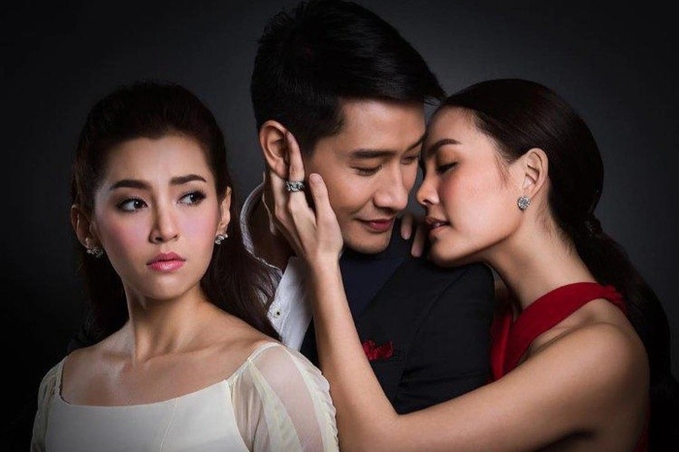Dự tiệc ở công ty chồng, tôi sững sờ phát hiện tình cũ của anh