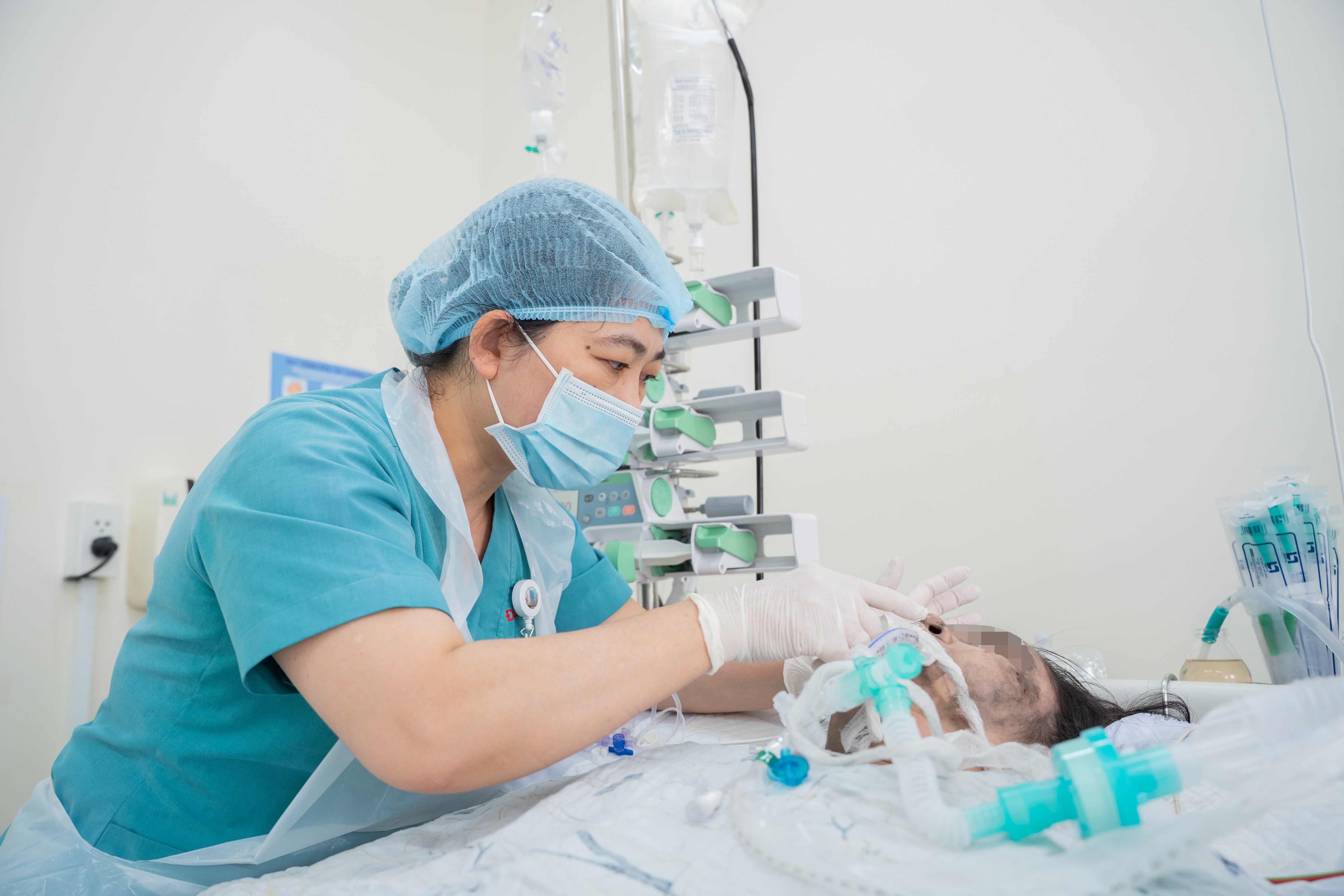 Chợ Rẫy tích cực cứu chữa 4 nạn nhân vụ cháy nhà ống ở TPHCM