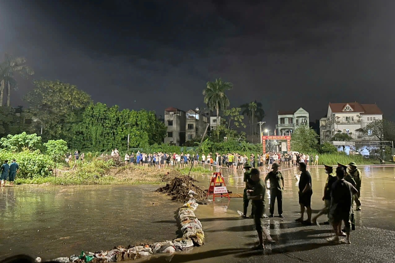 Nam sinh viên nghi bị nước cuốn mất tích khi đi qua đường ngập sâu ở Hà Nội