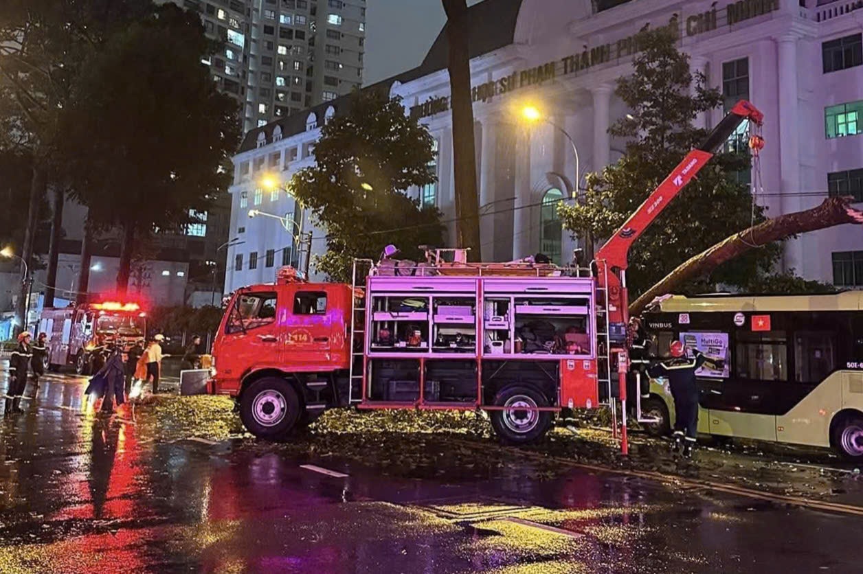 Một người tử vong trong cơn mưa lớn ở TPHCM
