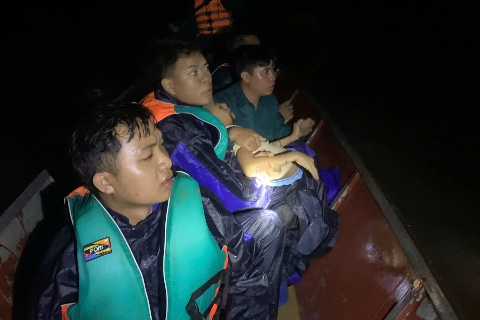 Vượt sông trong đêm đưa học sinh bị co giật đi cấp cứu