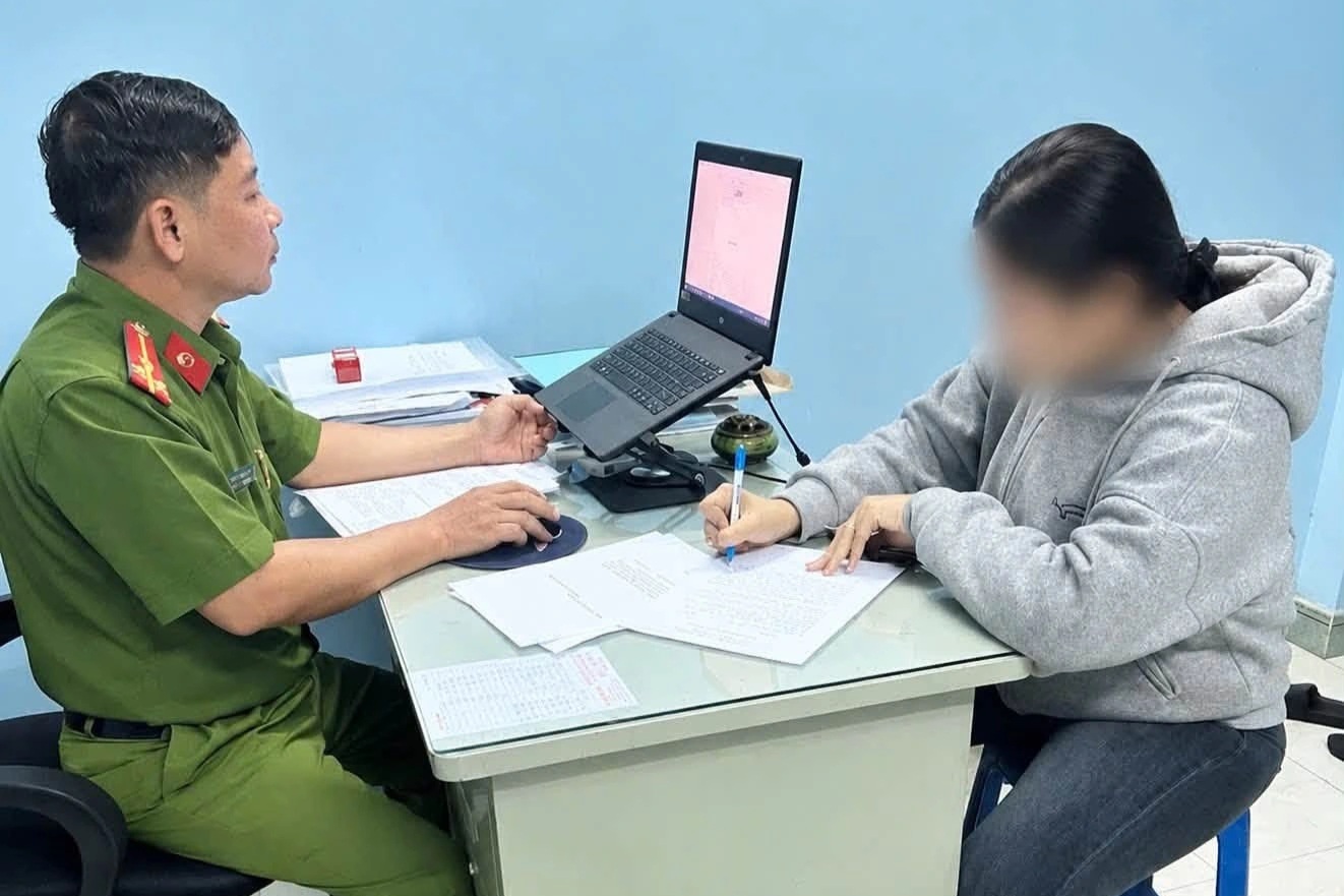 Cặp đôi ở TPHCM bàn kịch bản "qua mặt" công an sau khi làm rơi điện thoại