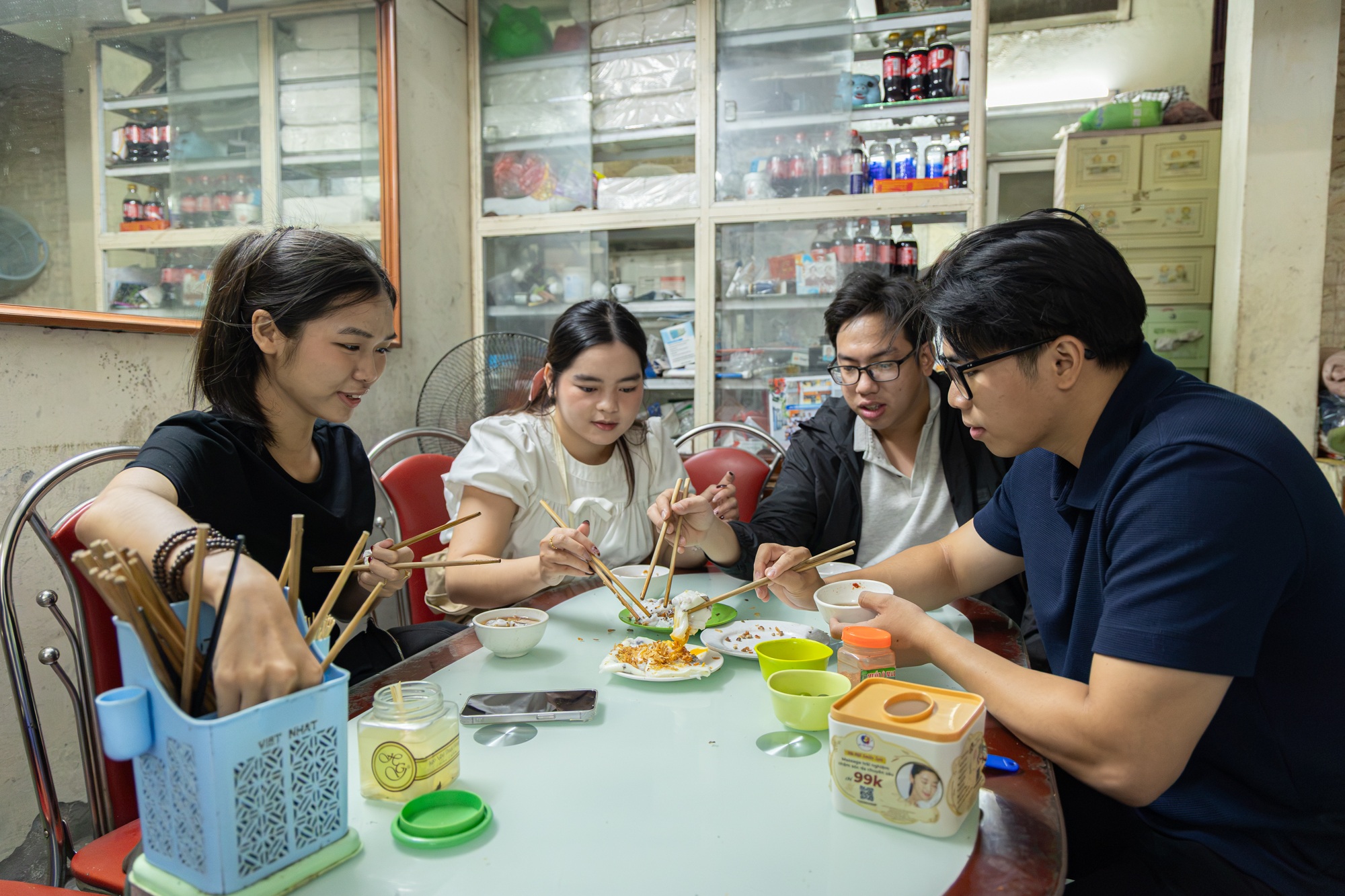 Toát mồ hôi, tìm quán bánh cuốn giá 15.000 đồng trong ngõ sâu ở Hà Nội