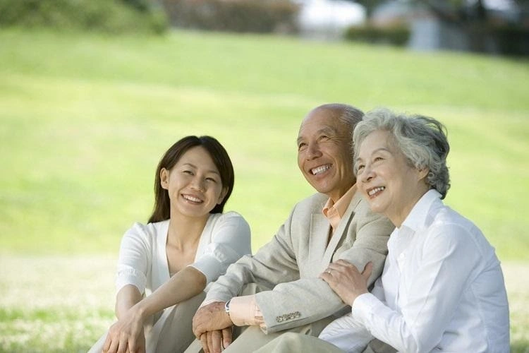 Mai mối mẹ ruột cho bố chồng, tôi không ngờ cả nhà náo loạn