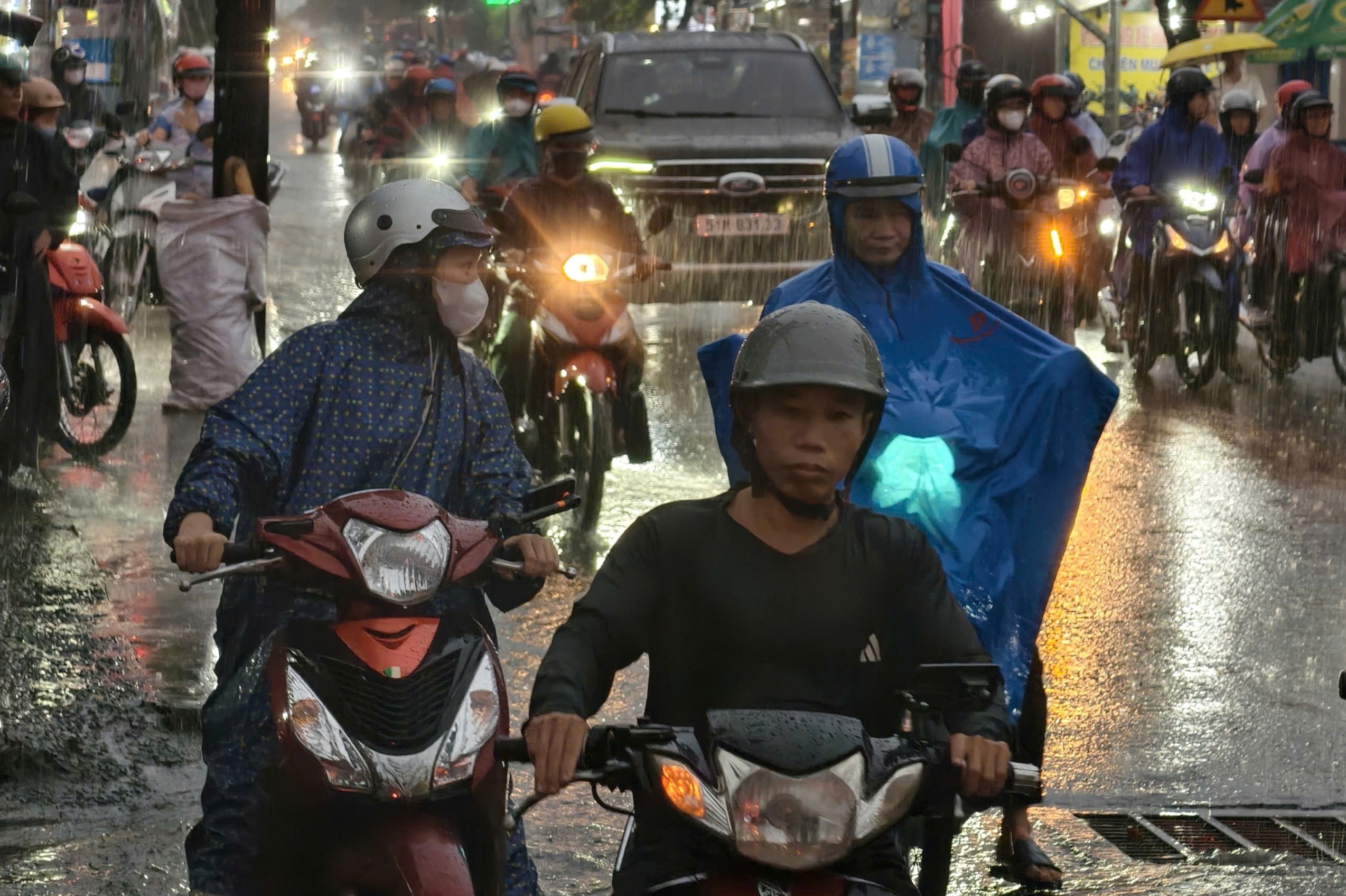 TPHCM và Nam Bộ tiếp tục mưa lớn, đề phòng ngập