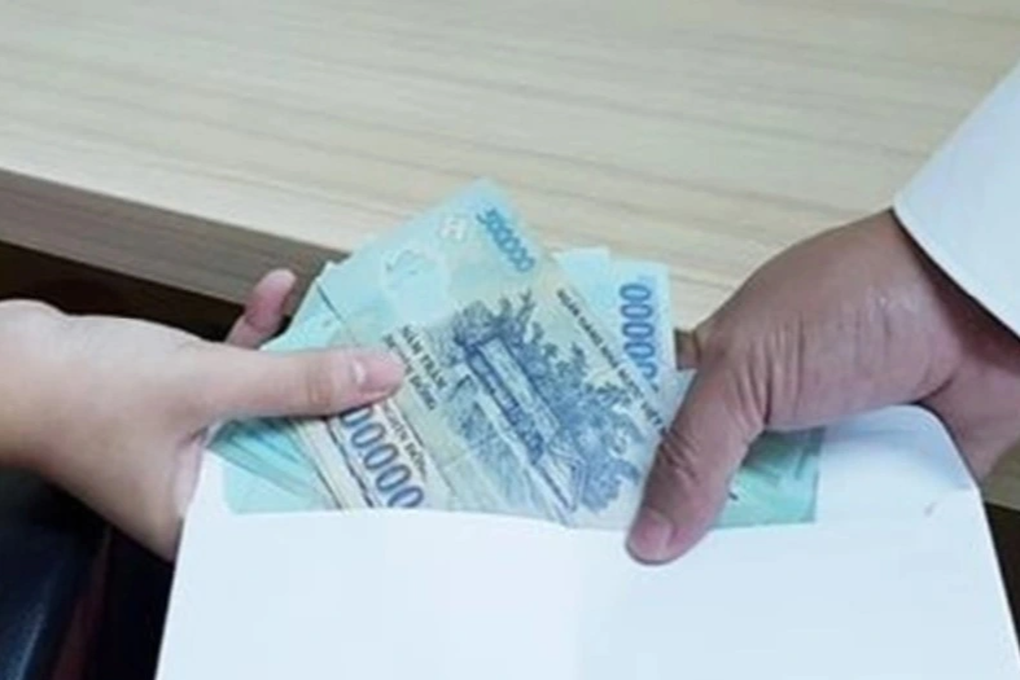 8 cán bộ phường bị tạm đình chỉ công tác vì nhận hối lộ, bỏ qua vi phạm