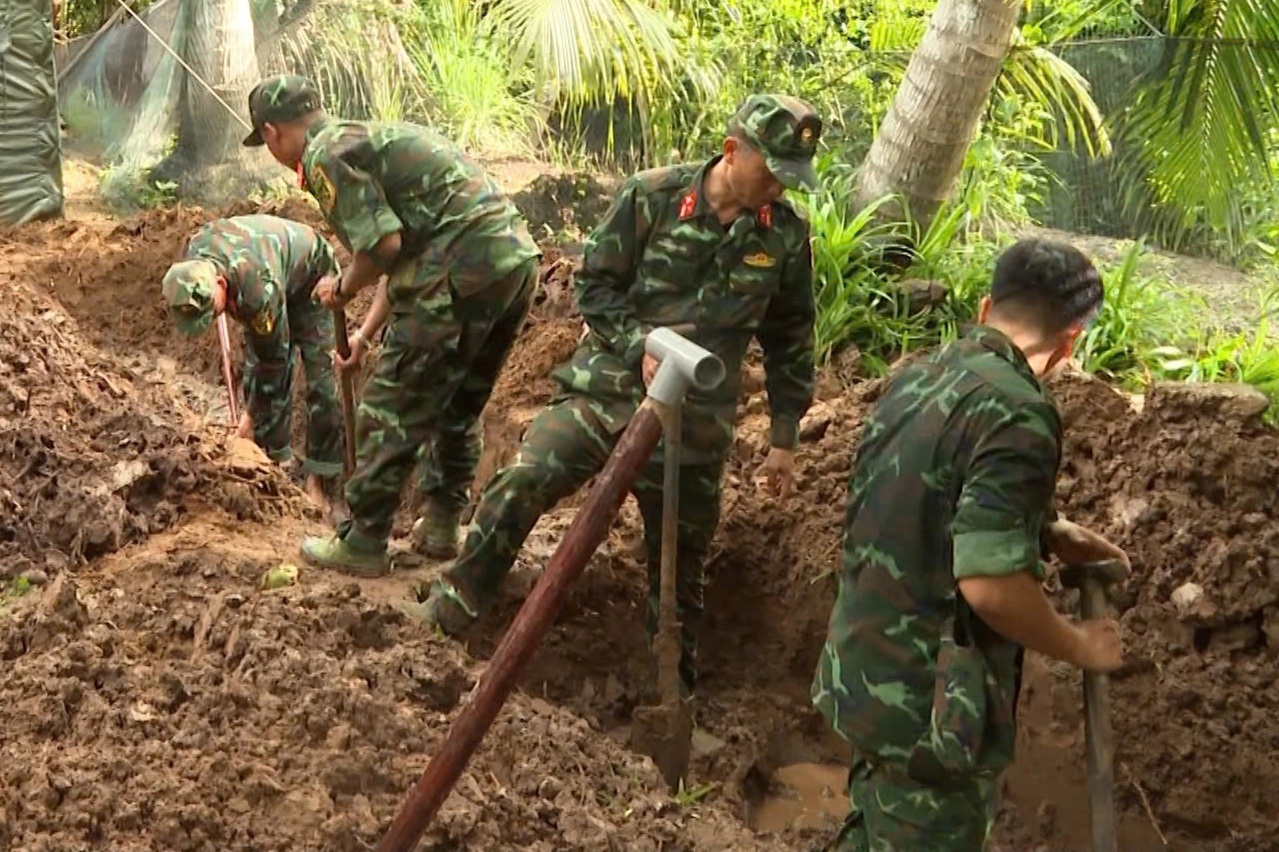 Khẩn trương tìm kiếm hài cốt liệt sĩ ở những nghĩa trang tạm giữa vườn dừa