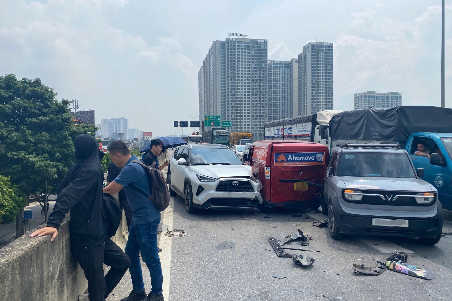 Ba ô tô tông liên hoàn trên đường Vành đai 3 ở Hà Nội