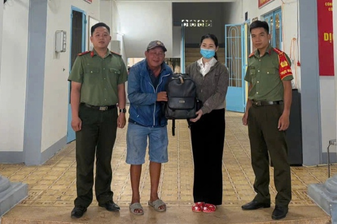 Người phụ nữ đánh rơi chiếc túi chứa nhiều vàng, tiền
