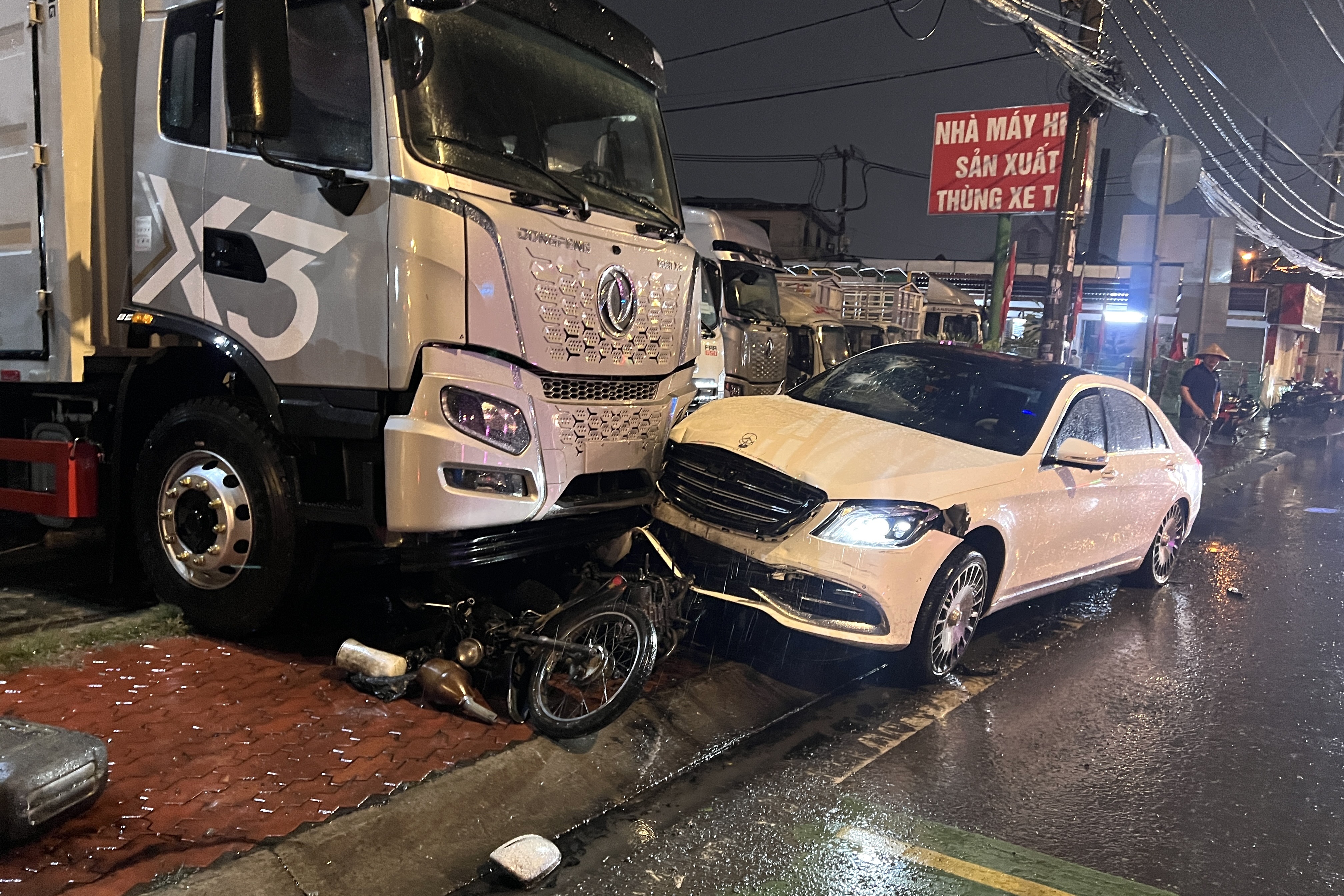 Xe Mercedes tông 6 xe máy ở TPHCM, một người tử vong