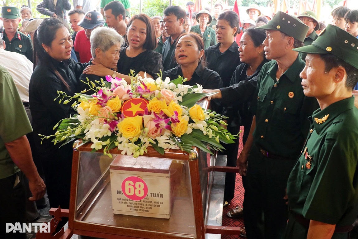 Tiếng khóc xé lòng của con gái liệt sĩ đón cha trở về sau gần 40 năm