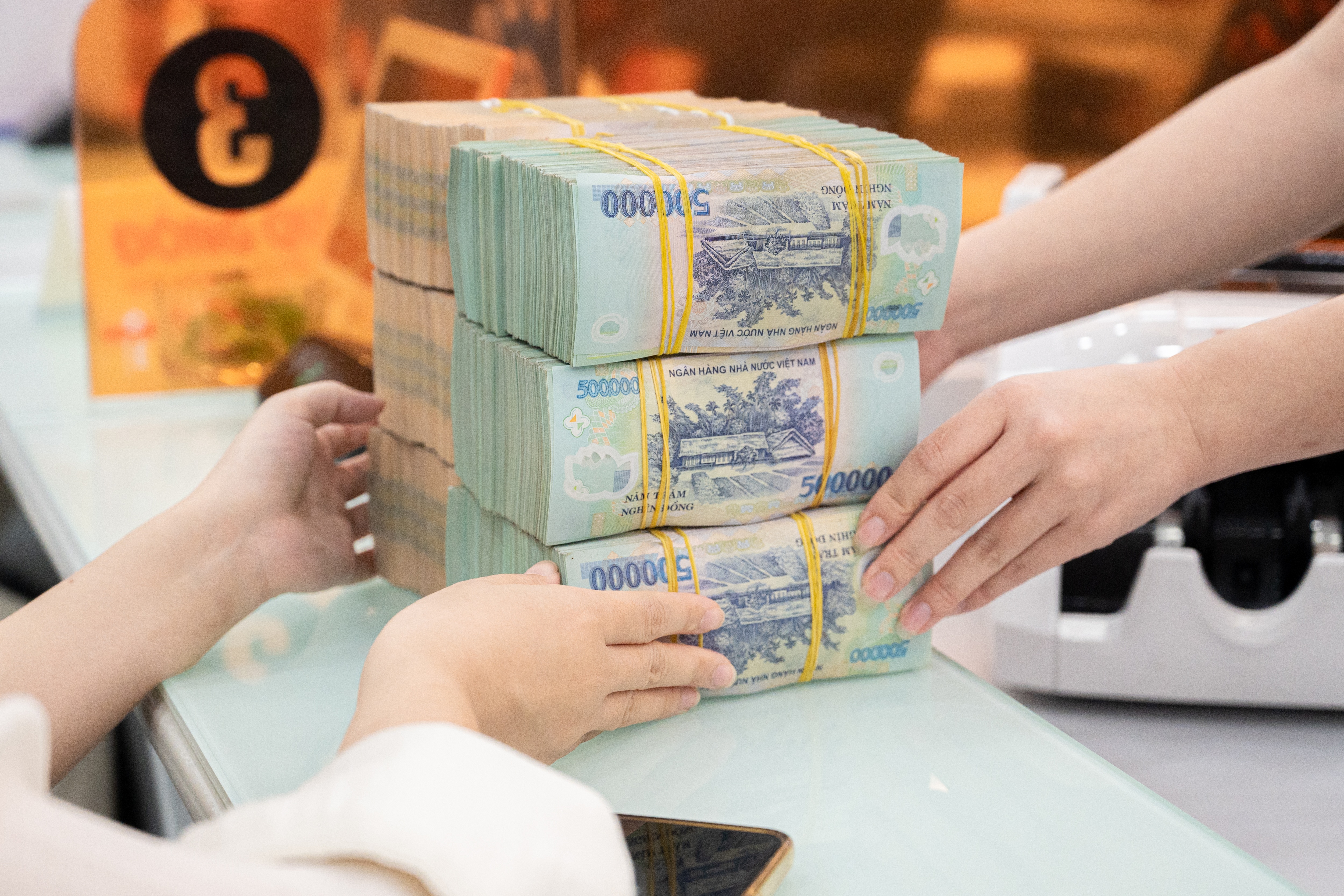 Lãi suất tiết kiệm 29/10: Xuất hiện ngân hàng giảm mạnh kỳ hạn dài dưới 1%