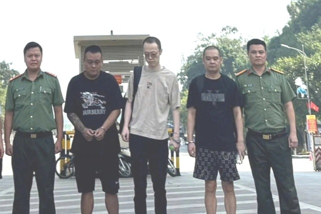 Bàn giao 3 đối tượng truy nã cho Công an Trung Quốc