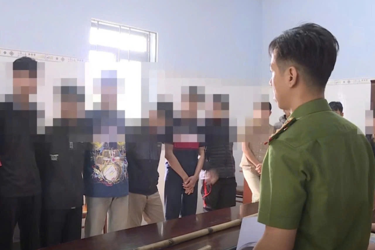 Con mang hung khí đi hỗn chiến, cha ngỡ ngàng "ở nhà thì vâng dạ, nghe lời"