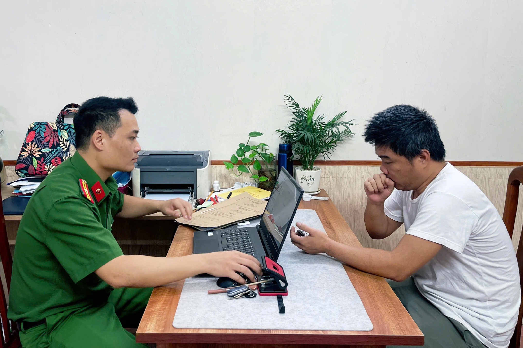 Khởi tố nhân viên bán hàng tham ô tài sản