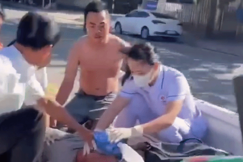 Hô hấp, ép tim cứu người bị đuối nước ngay trên thùng xe đang chạy
