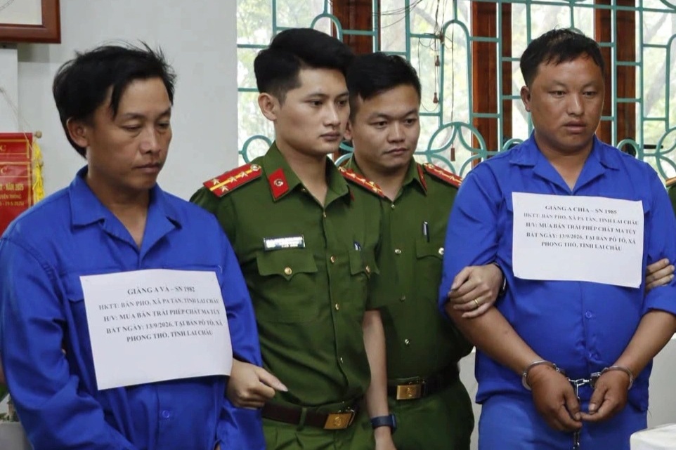 Bắt quả tang 2 người đàn ông mua bán 20 bánh heroin ở Lai Châu