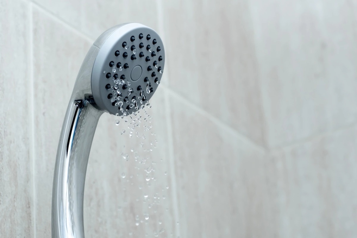 4 mẹo tăng áp lực nước vòi sen chảy mạnh tức thì tại nhà