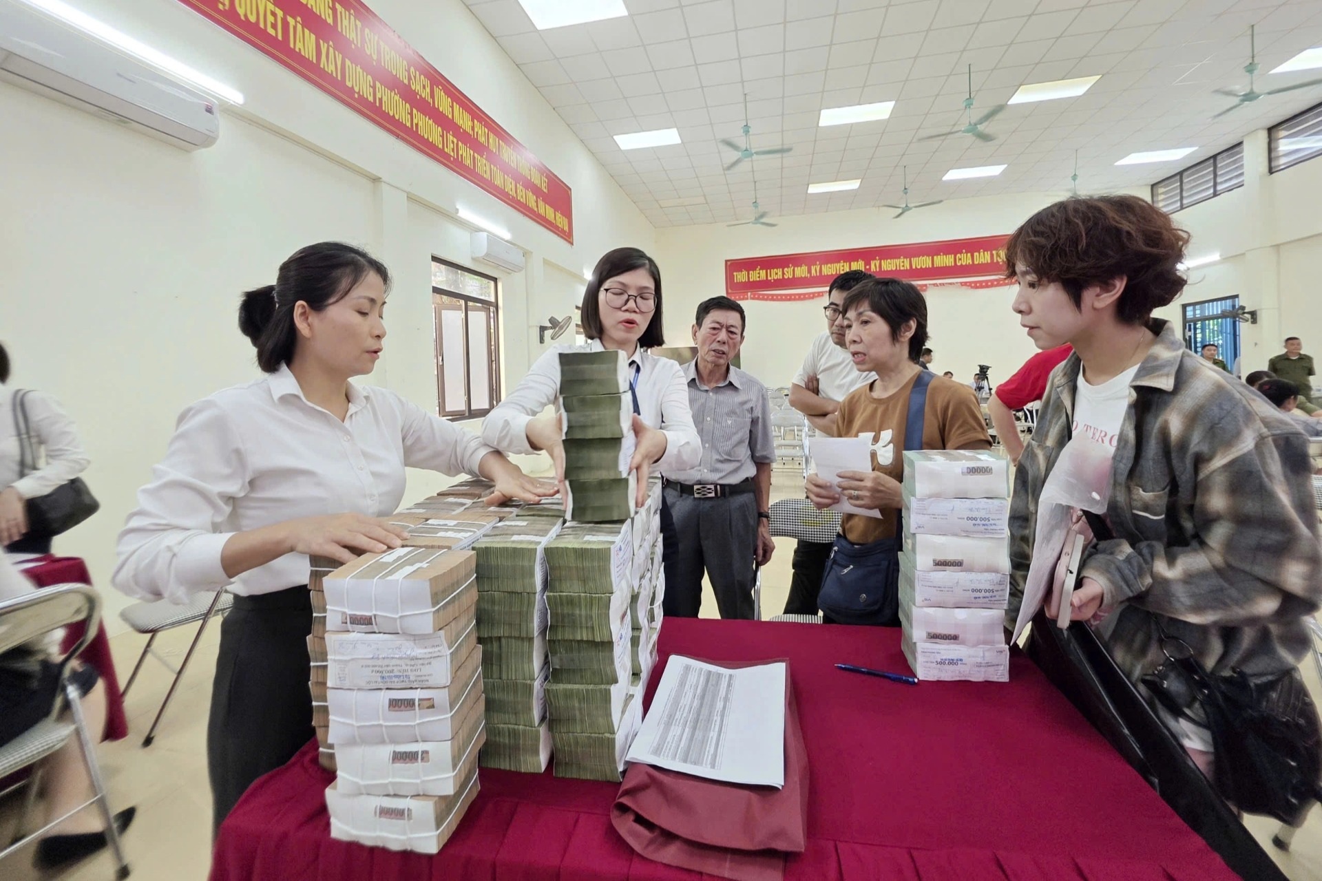 Hà Nội: Người dân mang sổ đỏ đi nhận tiền đền bù, có hộ nhận hơn 21 tỷ đồng