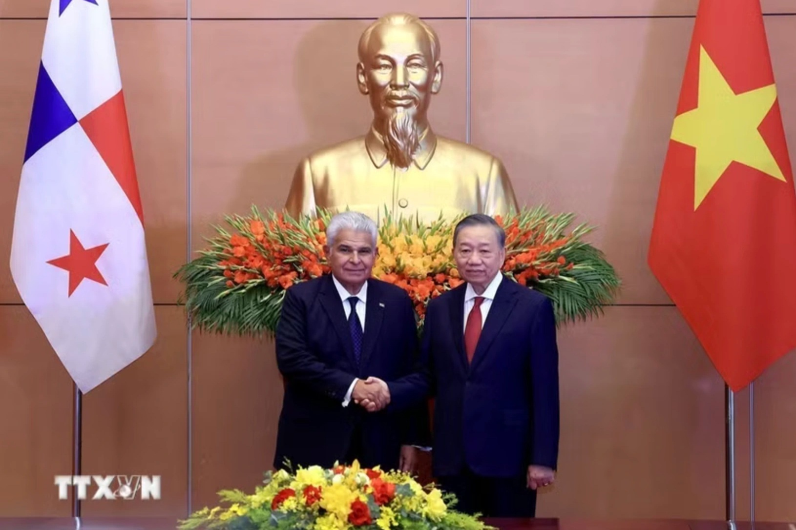 Tổng Bí thư, Chủ tịch nước và Tổng thống Panama bàn chiến lược phát triển