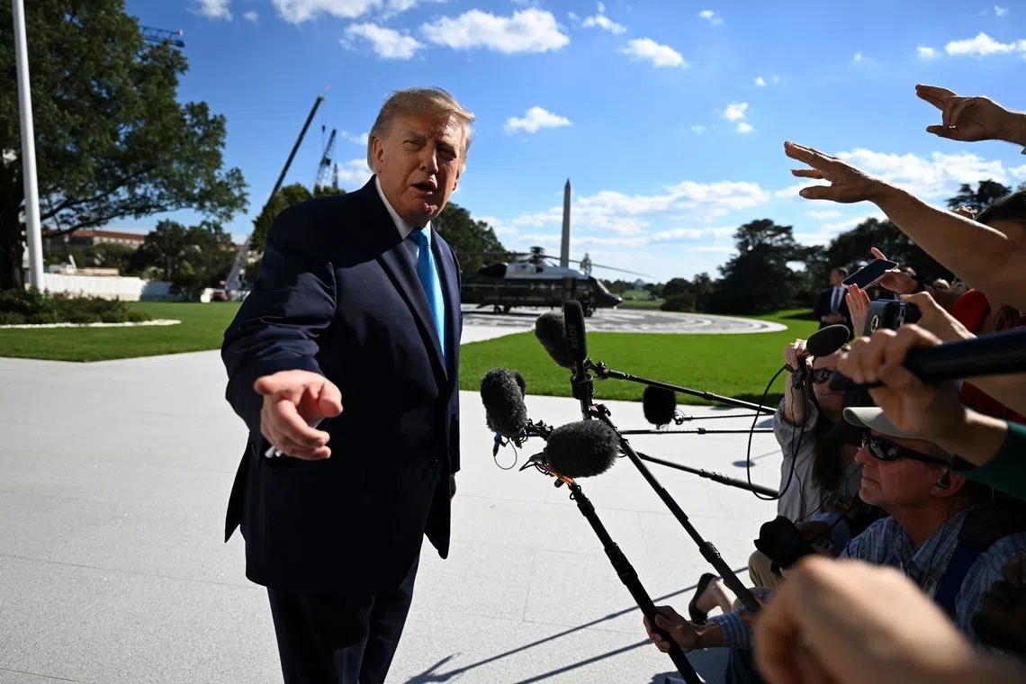 Mỹ vội vã sơ tán máy bay ném bom khỏi Anh, Tổng thống Trump lên tiếng